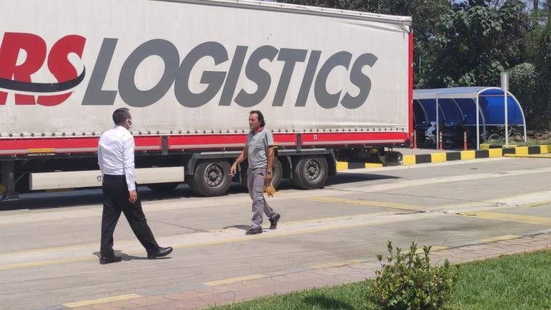 Fabrikaya mal getiren tırın dorsesinden 2 mülteci çıktı
