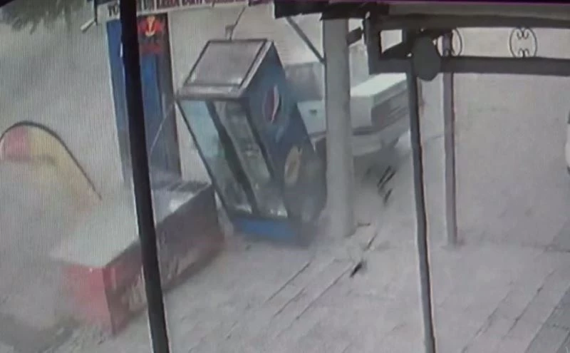 Siverek’te fırtına marketin içecek dolabını devirdi
