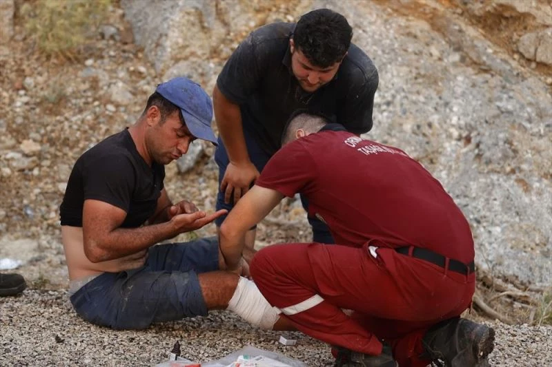 Orman işçisi ile alevlere müdahale için gönüllü olan vatandaşın örnek yardımlaşması