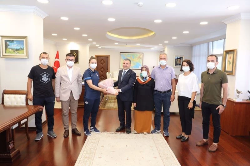 Milli halterci Vali Atay’ı ziyaret etti
