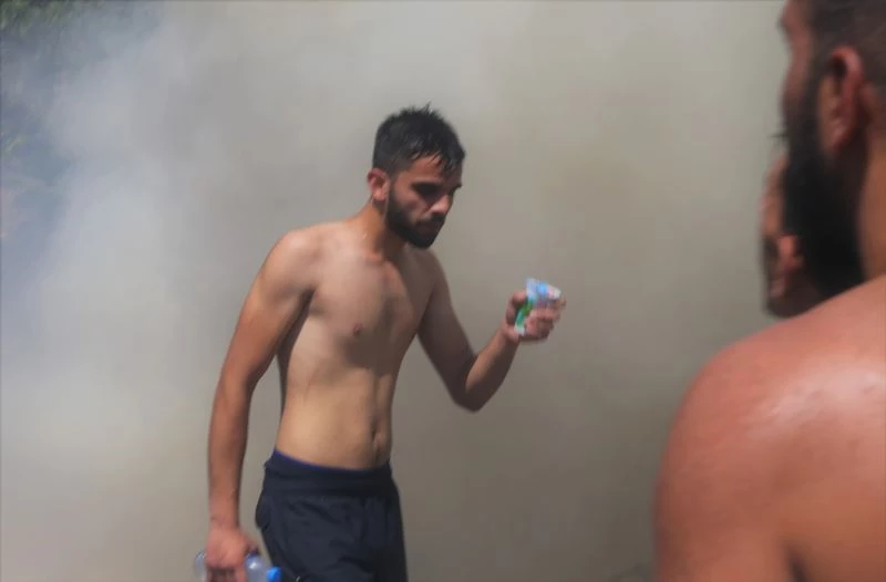 Yangın evlerine sıçramasın diye dumanların arasına daldılar
