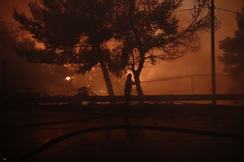 Atina’nın kuzeyindeki orman yangınları rüzgarın etkisi ile yeniden alevlendi
