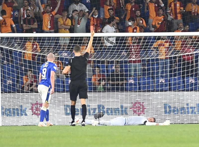 Fernando Muslera direkt kırmızı kart gördü
