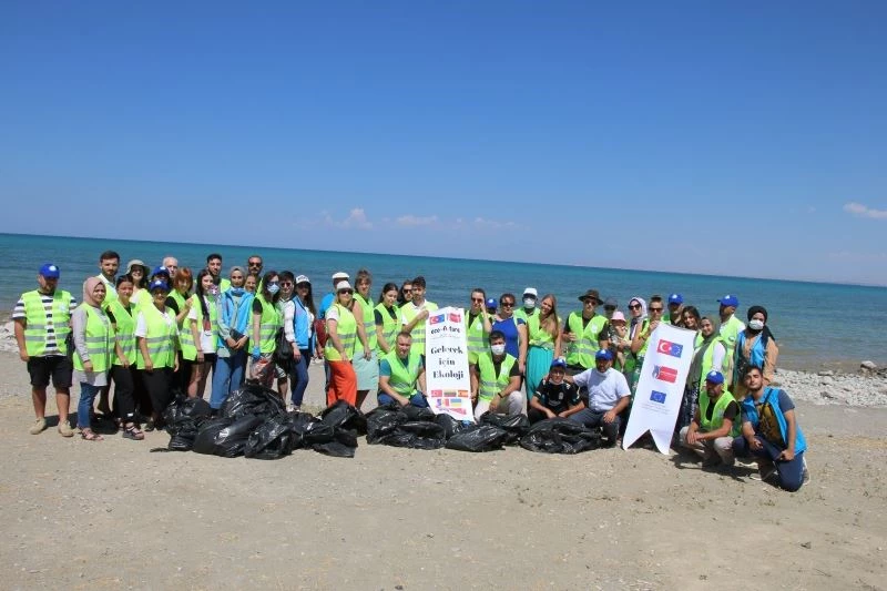 Yurtdışından gelen gençler Van’da çöp toplayıp fidan dikti
