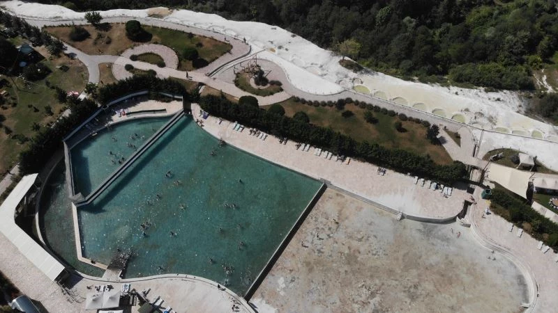 Denize gidemeyenler ‘Bolu’nun Pamukkalesi’ Akkayalar’da serinliyor
