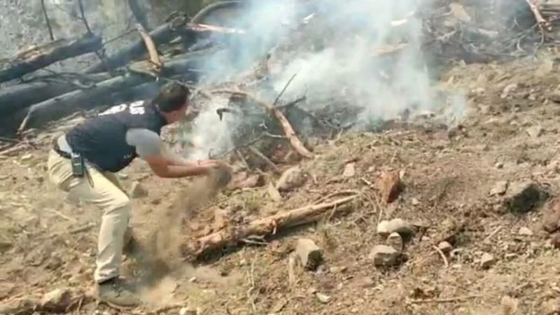 Polisler avuç avuç kumla ormanda yükselen alevleri söndürmeye çalıştı
