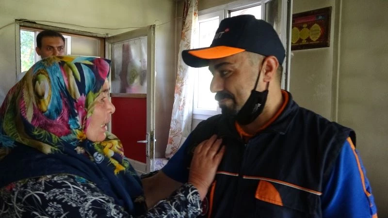 Alevlerin arasından kurtarılan Nesibe teyze kahramanıyla buluştu
