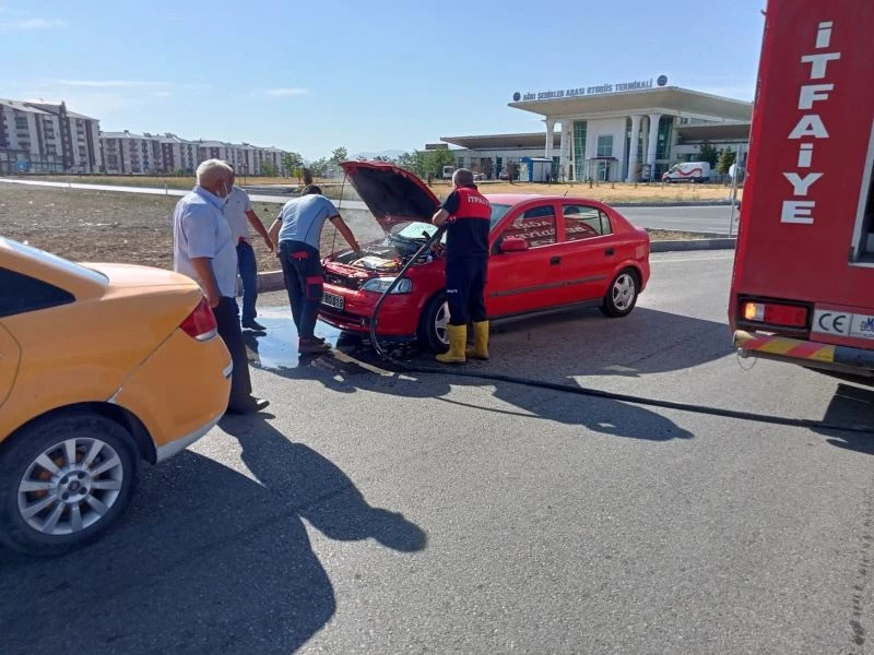 Ağrı’da seyir halindeki aracın motorunda yangın çıktı
