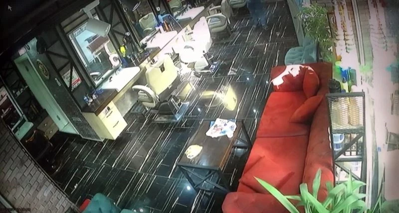 Önce tıraşını oldu, sonra dükkanı soydu
