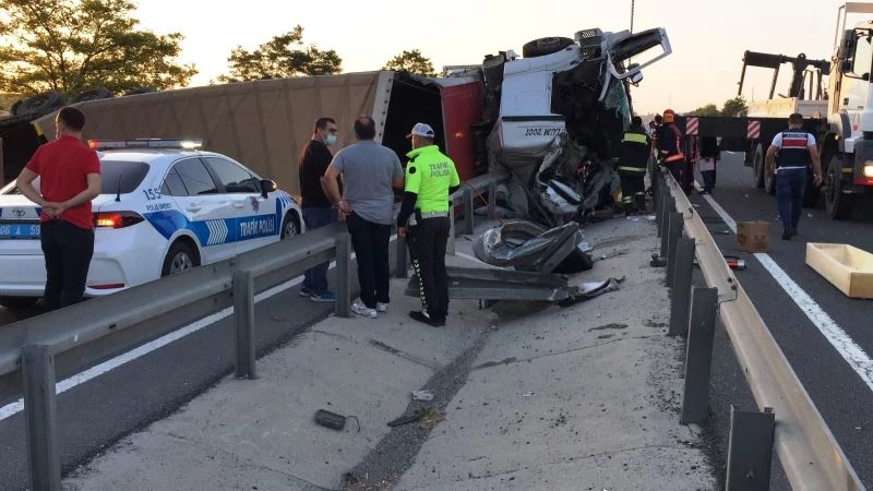 Devrilen tır karayolunu kapattı, sürücü öldü
