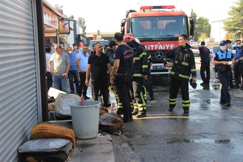 İş yerinde çıkan yangını hortum ve yangın tüpleri ile söndürmeye çalıştılar
