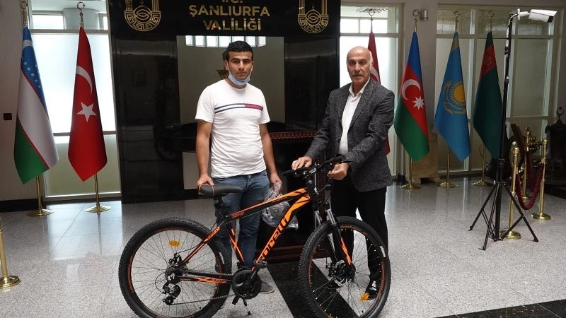 Şanlıurfa’da aşı olan gençler hediyelerini alıyor
