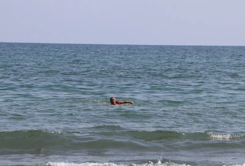 72’lik delikanlı Karadeniz’i kulaçlıyor
