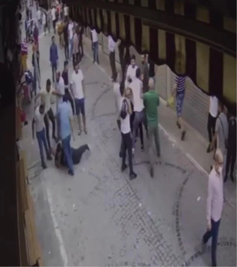 (Özel) Beyazıt’ta esnaf kavgasında sopa ve tabureler havada uçuştu
