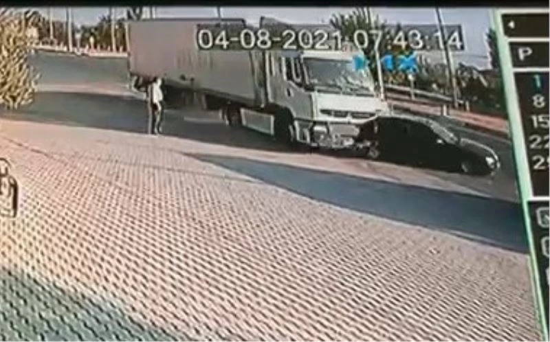 Freni boşalan tır önüne ne gelirse biçti
