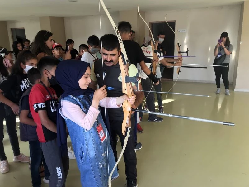 Ardahanlı öğrenciler yay gerip ok attılar
