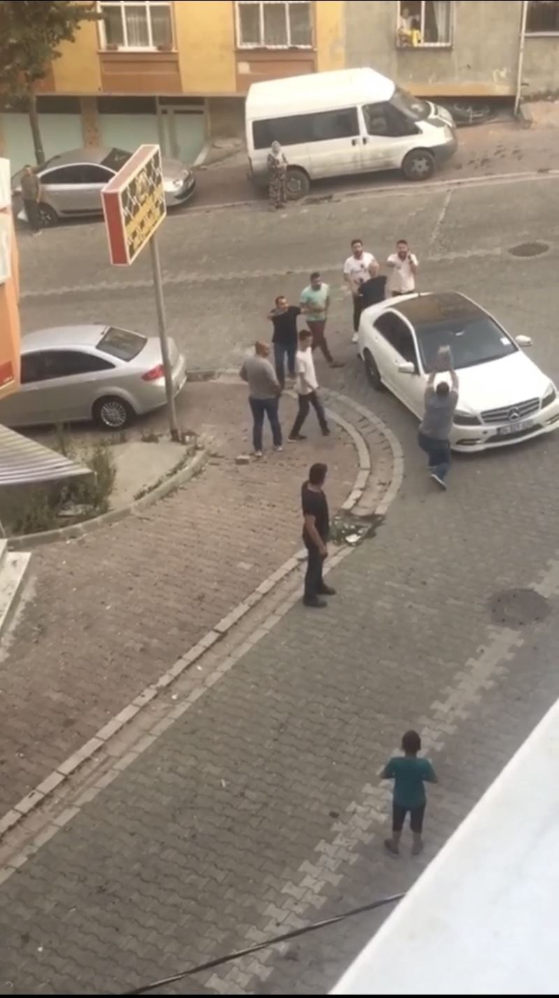  Dükkan sahibi ile kiracısı arasında kaldırım taşlı kavga
