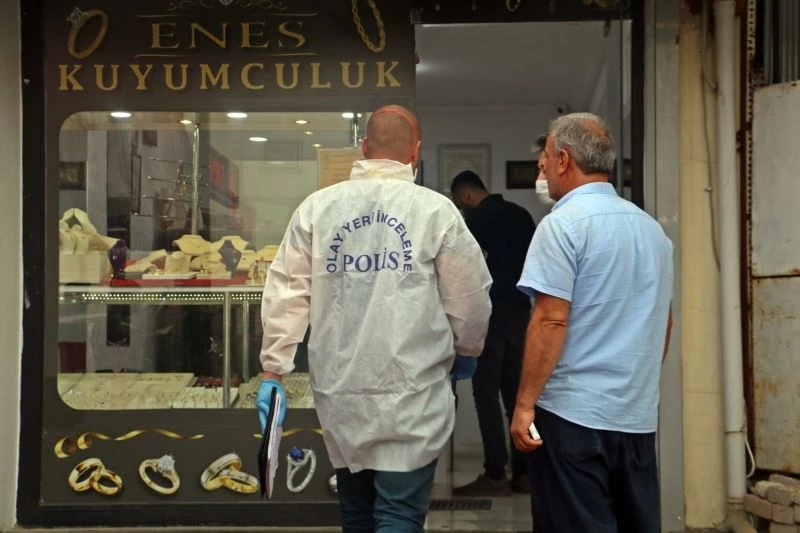 Kuyumcuda vurgun yapmak isteyen gaspçılar, büyük tezgaha geldi
