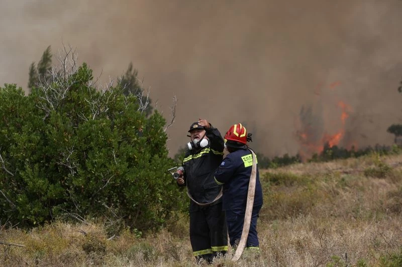 Atina’nın kuzeyinde alevlerle mücadele sürüyor
