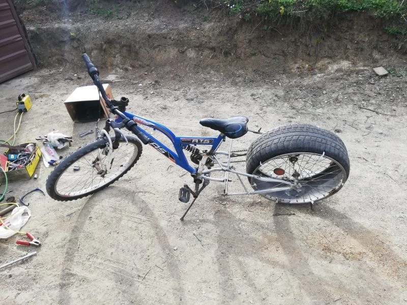 Topladıkları hurda parçalardan mahallenin çocuklarına bisiklet yapıyorlar
