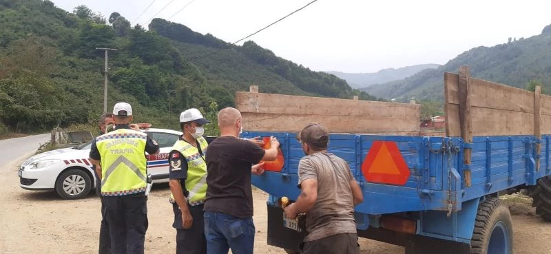 Jandarma traktör kazalarının önüne geçmek için denetimlerini artırdı
