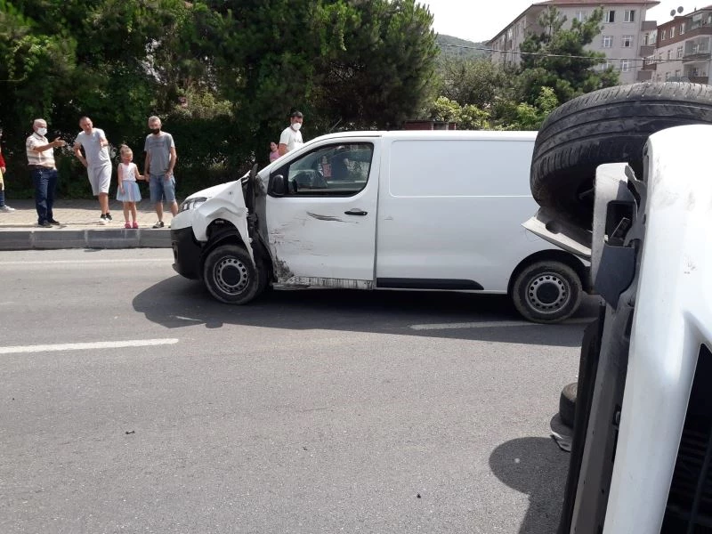 Kaza anı düğün konvoyunu çeken kameraya yansıdı: 3 yaralı
