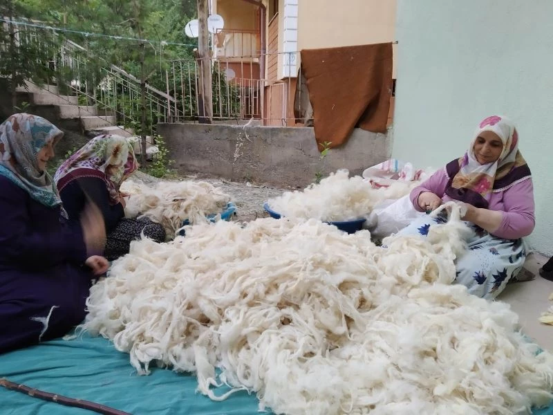 Yün yorgan ve yastıklar kara kışa böyle hazırlandı
