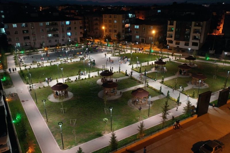 Yıkılan cezaevinin yerine yapılan parka yoğun ilgi
