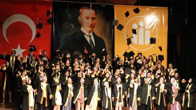 Diş hekimi öğrencilerinin mezuniyet sevinci
