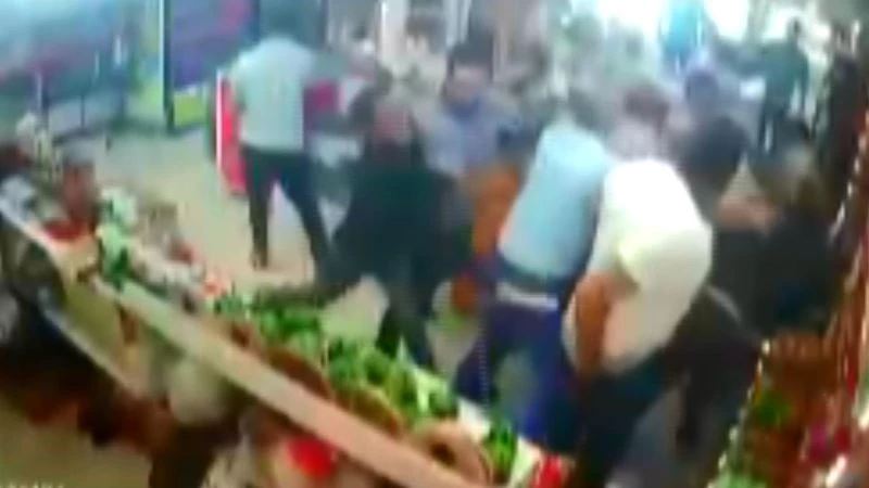 Diyarbakır’da bir büfede ‘Müşteri çalma’ kavgası güvenlik kamerasında
