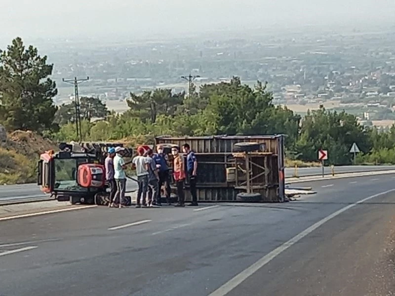 Demir yüklü römorktaki yolculukta yaralı kurtuldular
