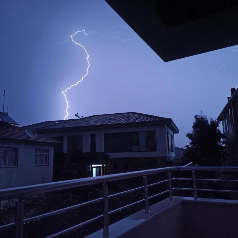 Gecenin karanlığını şimşekler aydınlattı
