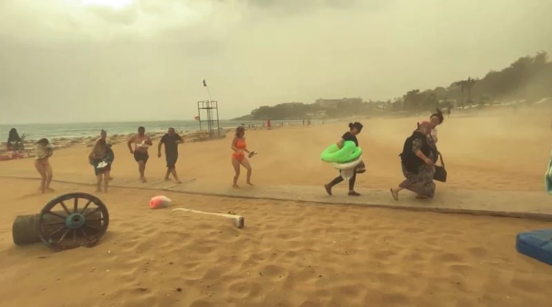 Alanya’da şiddetli yağmur ve fırtına tatilcilere zor anlar yaşattı
