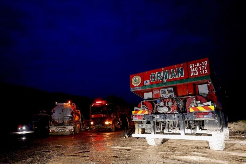 Antalya yangınlarıyla mücadele eden 