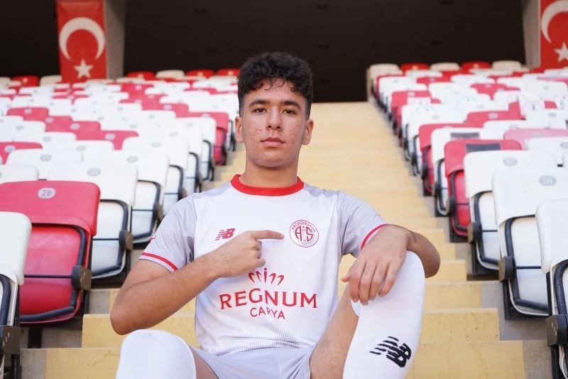 Antalyaspor’da yeni sezon formalar tanıtıldı
