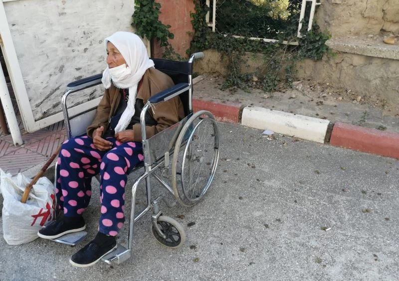 87 yaşındaki alzaymır hastası kadını otobüsten alan olmadı
