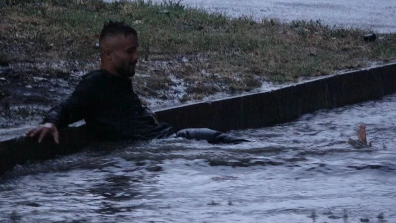 Samsun’da yağmurdan göle dönen caddelerde suyun içine yatıp keyif yaptılar
