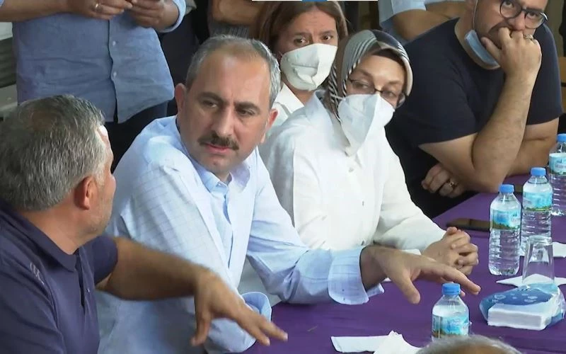 Adalet Bakanı Gül: “Yanan alanlara tek bir çivi çakılmasına izin vermeyeceğiz”
