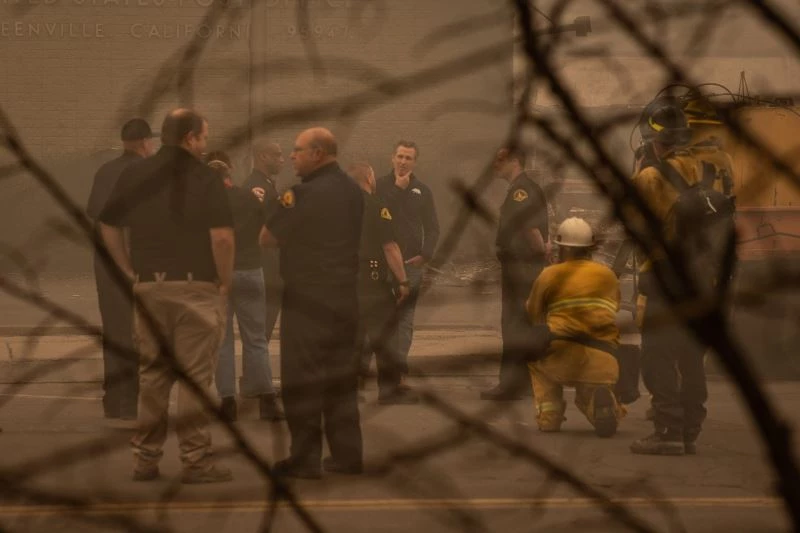 California tarihinin en büyük 3. yangını devam ediyor: 8 kişi kayıp

