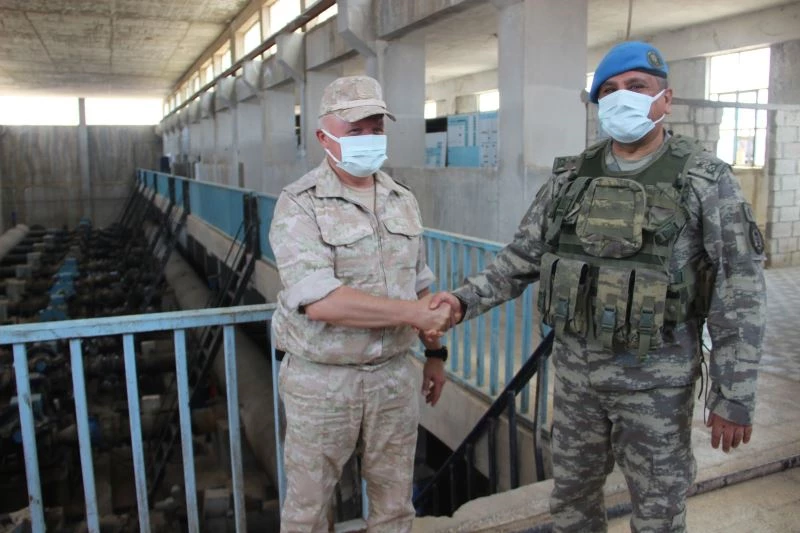 Türk ve Rus askeri yetkililer Suriye halkı için el sıkıştı
