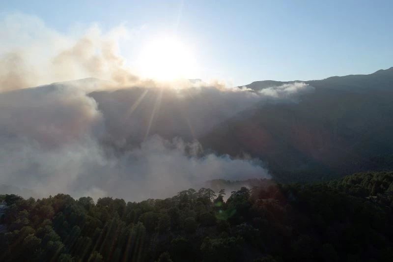 Köyceğiz dağlarının yoğun dumanı havadan görüntülendi
