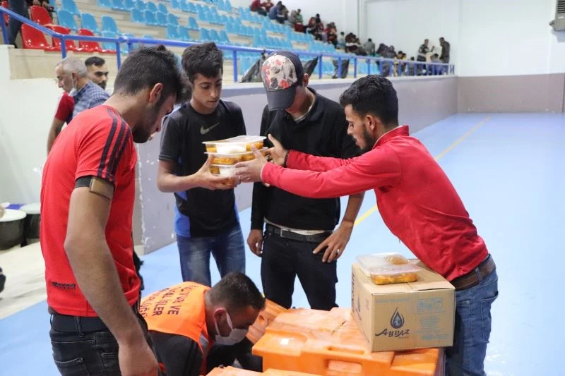 Sağanaktan etkilenen mevsimlik tarım işçilerine sıcak yemek ve yatak desteği
