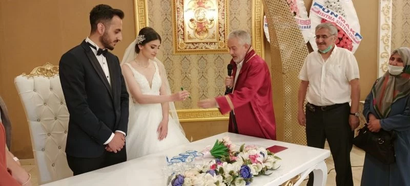 Isparta’da 7 bin 500 çifte üzerinde ağaç tohumları bulunan nikah kalemi hediye edildi
