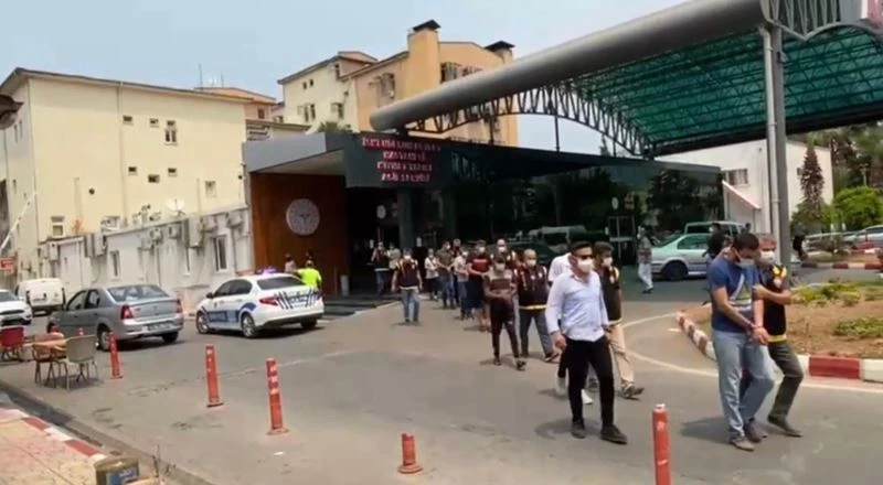 Aranan şüpheliler, 7 ayrı adrese yapılan baskınla yakalandı
