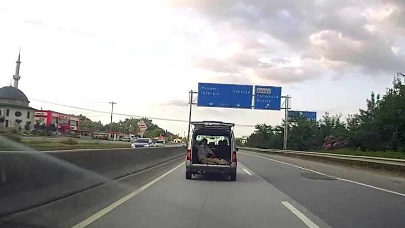Duble yolda kilometrelerce tehlikeli yolculuk araç kamerasında

