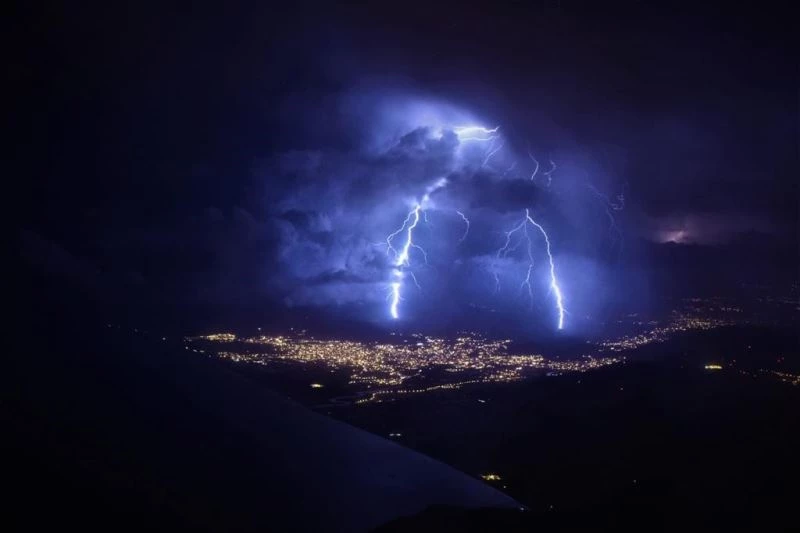 Hatay’da şimşekler geceyi gündüze çevirdi
