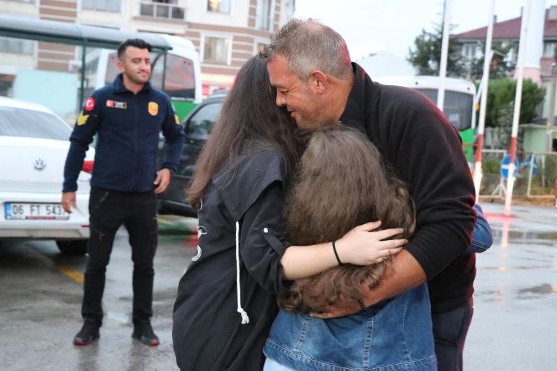 Manavgat’tan dönen itfaiyecilerin ailesi duygusal anlar yaşadı
