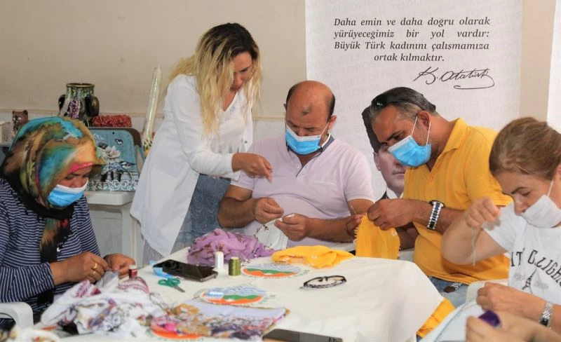 İğne oyası kursuna katılan erkekler, marifetleriyle kadınlara taş çıkartıyor
