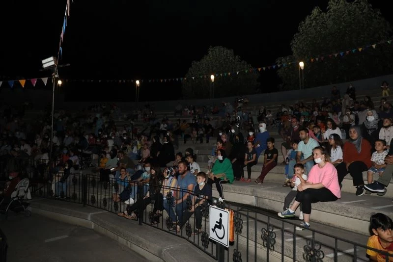Çocuklar Pinokyo ile kahkahaya boğuldu
