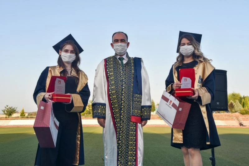 Rektör Beydemir, okullarını derece ile bitiren öğrencilere ödüllerini verdi
